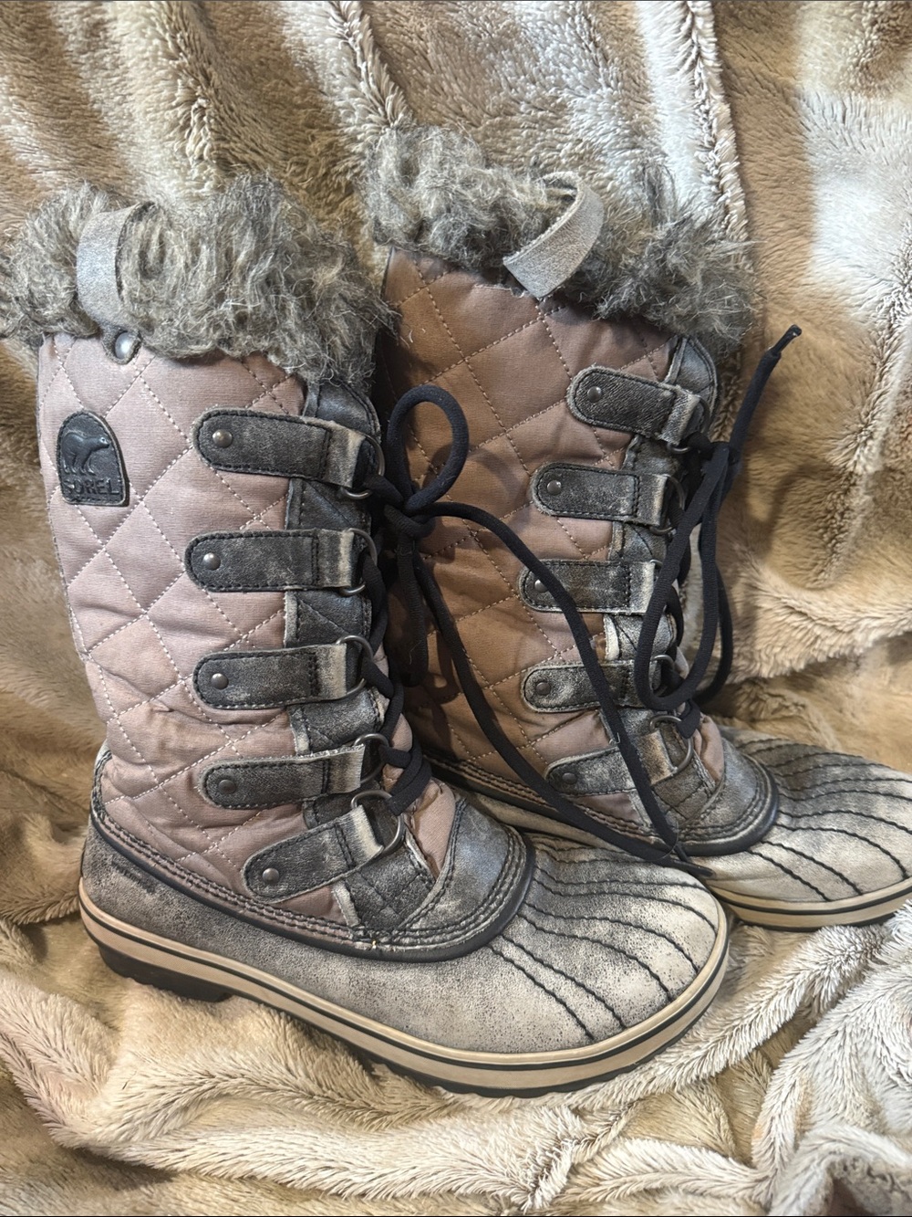 Sorel Women's Quilted Lace-Up Winter Boots in tan and Gray